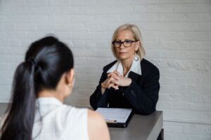 Dilema Profissional: Ajuda ao Colega Leva à Própria Demissão
