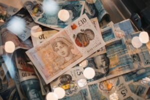 Emprego no Reino Unido cai em agosto, desemprego se mantém estável