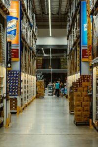 Vendas no varejo caem mais do que o esperado em julho, indicando enfraquecimento da economia
