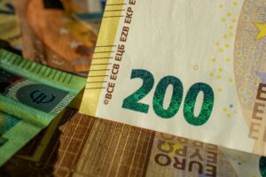Rendimentos de Títulos da Zona do Euro Caem, Oferecendo Alívio aos Investidores