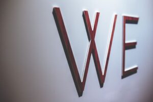 We investe em tecnologia e expande com aquisições para crescer na publicidade