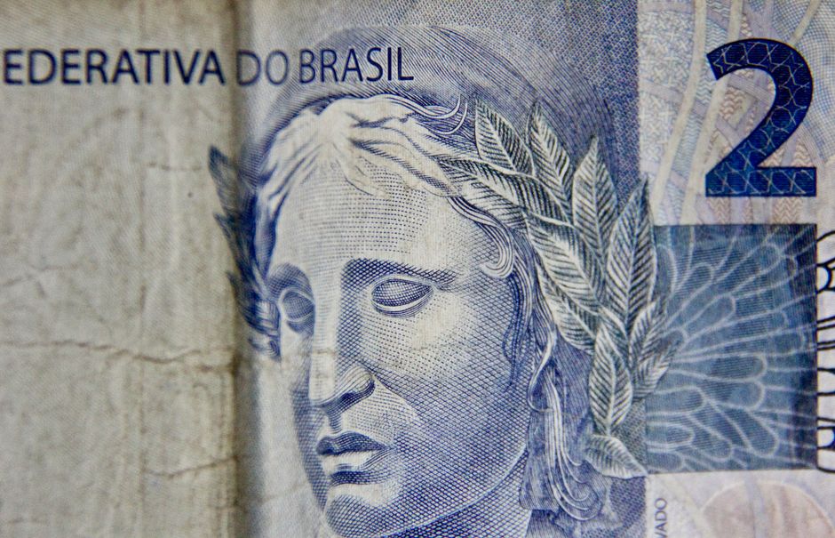 Real sobe e juros caem com decisão do Fed