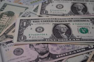 Dólar Canadense Enfraquece Diante do Fortalecimento do Dólar Americano