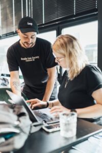Como Profissionais Experientes Podem Manter-se Competitivos na Era Digital