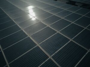 Problemas no setor elétrico: excesso de energia solar causa cortes emergenciais e debates sobre subsídios