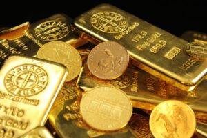 Ouro cai a menor nível desde agosto, pressionado por juros mais altos