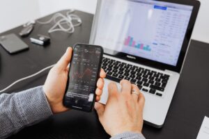 CEO da CrowdStrike Vende Ações em Momento de Alta do Mercado