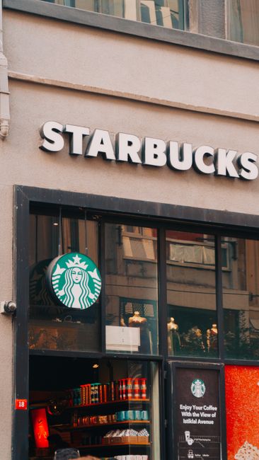 Starbucks Investe Fortemente em Melhoria de Atendimento e Estrutura para Recuperar Clientes