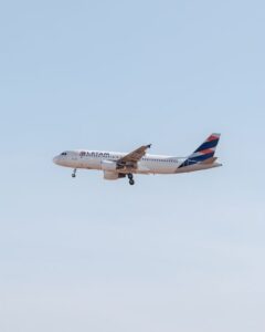 Embraer ganha espaço com Latam e desafia Airbus e Boeing na aviação comercial