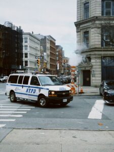 Prefeito de Nova York Critica ICE Após Tiroteio com Criança no Carro
