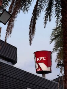 CEO da KFC vende ações e analistas divergem sobre futuro da YUM Brands