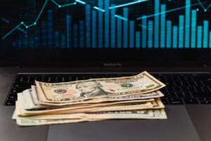 Ibovespa cai com eleições e PEC no radar; dólar sobe para R$5