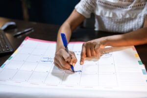 Nova jornada de trabalho 5×2 entra em vigor em 2026: impactos para empresas e prefeituras
