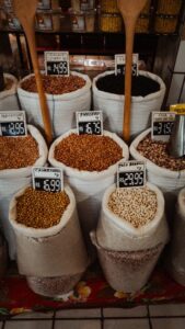 Preço do café atinge patamar de um mês devido a preocupações com estoques e clima