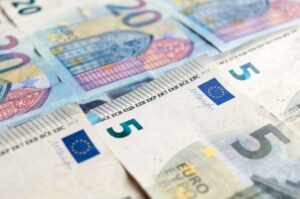 Índice de confiança do consumidor da zona do euro cai para -17,9 em outubro