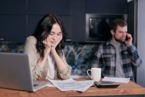 Famílias canadenses mostram resiliência financeira apesar da crise do crédito