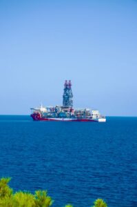 Agência Internacional de Energia Libera Reservas para Baixar Preços do Petróleo