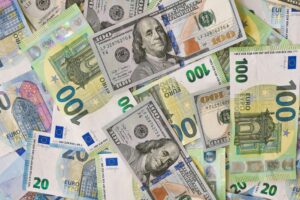 Dólar sobe com recuperação do setor de tecnologia; euro cai com preocupações fiscais na França