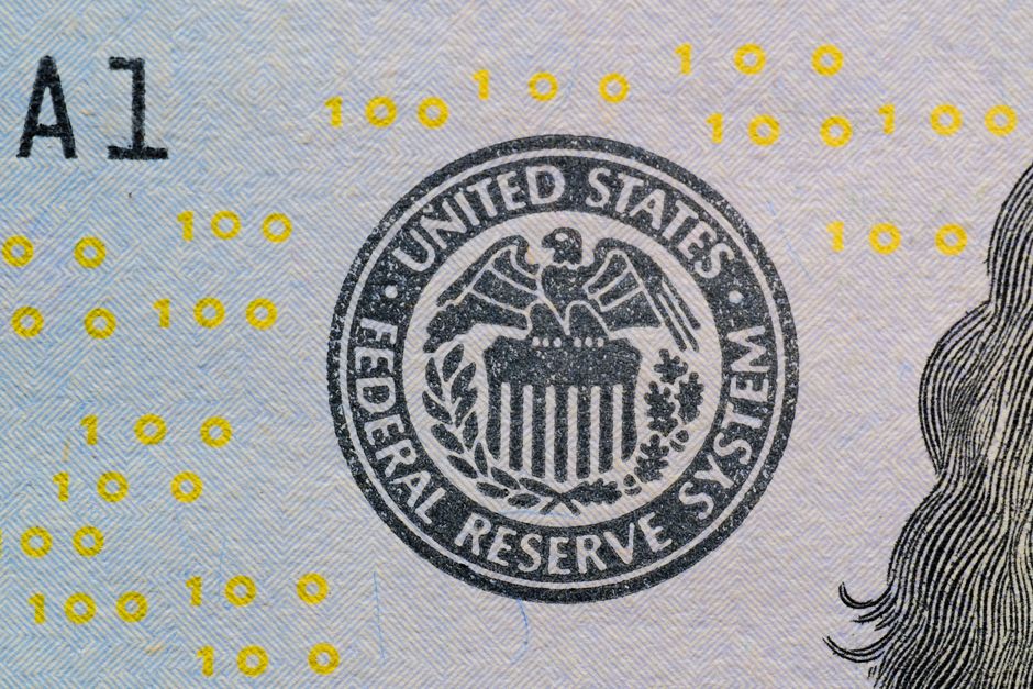 Fed mantém juros estáveis e mostra divisão interna sobre futuro da política monetária