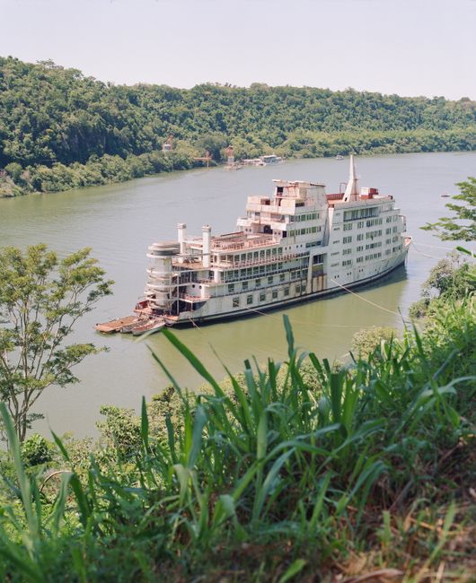 Cruzeiro de luxo que prometia moradia vitalícia falha e deixa passageiros abandonados no Camboja