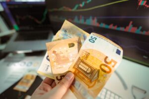 Bolsas europeias fecham em alta com influência do BCE e resultados corporativos