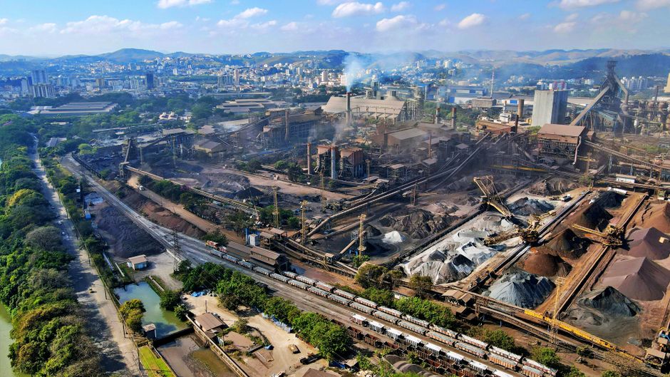 Setor de máquinas e equipamentos desacelera em 2025: alta dos juros e concorrência chinesa são os principais fatores