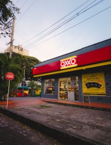 Fim da escala 6×1 impacta plano de expansão do Oxxo no Brasil