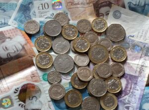UBS prevê alta da libra britânica frente ao dólar até dezembro
