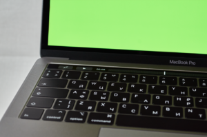 Apple lança MacBooks com tela sensível ao toque após décadas de resistência