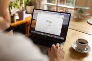 Google vai inserir anúncios nas respostas da IA no Brasil em 2026